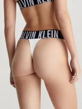Colaless blanco de tiro alto Calvin Klein, con cintura elástica negra con el logo de la marca en blanco. Confeccionado en microfibra suave y transpirable.