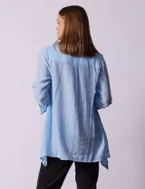 Camisa color beige claro, de corte recto y mangas 3/4 con botón para sujetar.