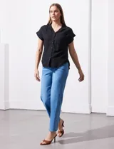 Camisa blanca de manga corta, marca Alex & Jordan. Cuello con solapa y abertura central con botones. Delantera con bolsillo aplicado.