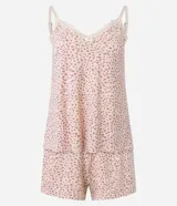 Conjunto de pijama de microfibra con estampado de leopardo, compuesto por una blusa de breteles finos ajustables con detalle de encaje y un short con cintura elástica.