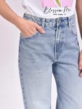 Pantalón de jean celeste de corte recto y tiro alto.