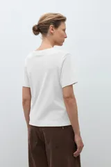 Remera de manga corta color beige melange, con cuello redondo y corte recto.