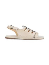 Sandalia chata color beige con estampado croco, hebilla metálica de ajuste en tobillo, forro sintético, plantilla de cuero y suela de TR.