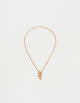 Collar corto dorado con cadena de eslabones, cierre de mosquetón, dije de corazón y dije de letra B.