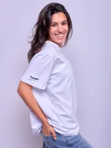 Remera blanca de corte suelto y mangas cortas.