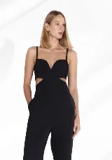 Mono largo negro con breteles finos, escote en forma de corazón y aberturas en los laterales de la cintura.