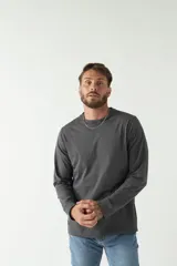 Remera gris de manga larga con cuello redondo y logo bordado en el pecho.