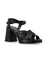 Sandalia de cuero negra con múltiples tiras, pulsera al tobillo con hebilla y taco cuadrado.