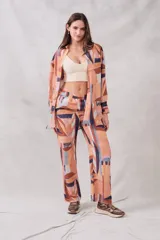 Camisa oversize de 100% viscosa, suave y liviana con diseño abstracto y de caída fluida.