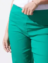 Pantalón capri verde esmeralda de gabardina elastizada, marca Zac & Reachel. Pretina ancha elastizada. Delantera con bolsillos simulados. Trasera con bolsillos simulados.