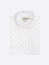 Camisa blanca de lino y algodón con estampado de corales celestes, de manga corta y corte clásico.