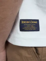 Remera celeste de algodón con cuello redondo y estampado de un auto de carrera clásico con detalles en azul, rojo y gris.