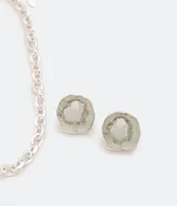 Conjunto de collar corto de eslabones plateados y aros tipo botón con diseño de piedra picada color verde y blanco. Cierre de mosquetón y tornillo.