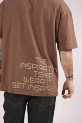 Remera blanca de algodón con cuello redondo, corte holgado y estampado pequeño en el frente.