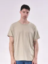Remera de manga corta color beige claro, con cuello redondo y corte recto.