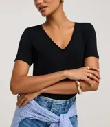 Blusa tipo camiseta de manga corta y escote en V, color negro.