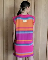 Vestido corto tejido de punto con rayas horizontales en colores naranja, fucsia, lila y verde.
