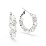 Aros tipo argolla plateados con perlas blancas y cristales blancos.