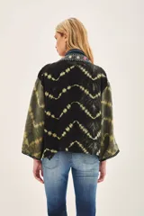 Kimono de viscosa con teñido tie dye en tonos negro y verde. Tiene cuello mao, mangas cortas y calce amplio.