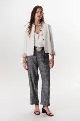 Pantalón de vestir azul con corte recto y bolsillos laterales.