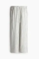 Pantalón de tejido liviano con lino en la trama, de tiro bajo con elástico revestido y cordón para ajustar en la cintura, bolsillos al bies y piernas rectas.