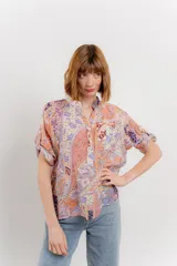 Blusa estampada con cuello mao, abertura frontal y mangas 3/4.
