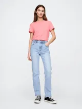 Remera básica de manga corta y cuello redondo color rosa pálido.