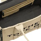 Bolso tote grande de tela jacquard color negro con estampado del logo "THE TOTE BAG MARC JACOBS" en blanco. Tiene doble asa de mano, laterales con logo repetido y cierre superior con cremallera.