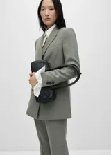 Blazer gris cruzado con cuello de pico con solapa, tejido de mezcla de lana, diseño recto y largo, manga larga con puños abotonados, forro interior y bolsillos de ribete en el pecho y de solapa laterales.