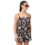 Mono corto negro con estampado de flores y hojas en color crema. Tiene tirantes finos, escote recto y bolsillos laterales.