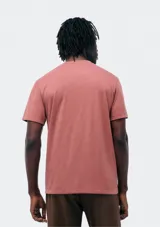Camiseta gris oscuro de manga corta con cuello en V.