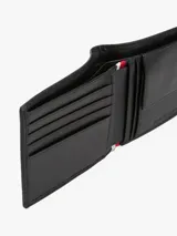 Billetera Tommy Hilfiger de cuero granulado color negro, con diseño plegable, múltiples ranuras interiores para tarjetas, bolsillo interior para monedas y logo metalizado en la parte delantera.
