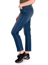 Pantalón de jean celeste claro con rotura en la rodilla, corte recto y diseño de cinco bolsillos.