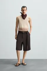 Musculosa de punto color beige con degradado marrón en la parte inferior, cuello redondo y sisas con terminación en rib.