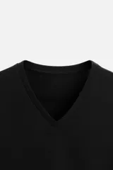 Camiseta negra de algodón con elasticidad, corte slim fit, cuello en V y mangas cortas.