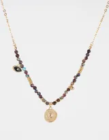Collar corto dorado con cadena de eslabones, cuentas de piedra natural multicolor y dije de moneda dorada.