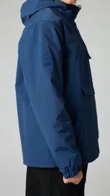 Campera pullover azul marino con capucha, cierre parcial en el cuello y bolsillo tipo canguro con solapa. Tiene un bolsillo con cierre en la manga izquierda y puños elásticos.