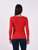 Remera básica de manga larga en color gris melange, con cuello redondo y calce entallado.