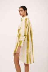 Camisa tipo vestido con cuello camisero, manga larga y estampado a rayas verticales en tonos verde y blanco.