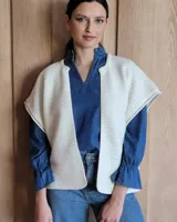 Chaleco tejido de lana color crudo, con diseño acanalado y corte holgado.