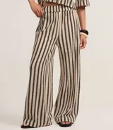 Pantalón recto de punto con rayas verticales en tonos beige y negro. Cuenta con cintura elástica y forro interior.