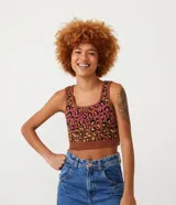 Top musculosa cropped de tejido de punto con escote cuadrado y estampado animal print de jaguar en tonos marrón, negro, rosado y amarillo.