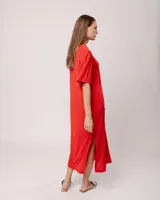 Vestido túnica oversized de tela elastizada, con escote redondo y tajos laterales.