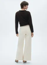 Jeans color crudo de corte culotte, tiro medio y largo cropped.
