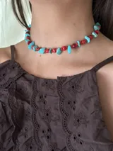 Collar corto con cuentas de coral natural color rojo, escallones turquesas y mostacillas. Se cierra con cadena de acero quirúrgico y ganchito para regular el largo.