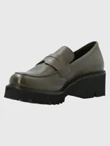 Mocasines color verde oliva con suela track negra.