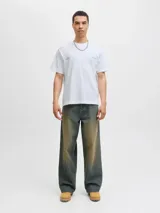 Camiseta de manga corta y cuello redondo, color blanco, con un estampado gráfico en la espalda que muestra una panorámica urbana con el texto "The Five Boroughs" y el logo de Jack & Jones.