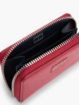 Billetera roja de poliuretano con cierre de cremallera y logo de Tommy Jeans en el frente.