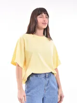Remera blanca de algodón con cuello redondo y mangas cortas.