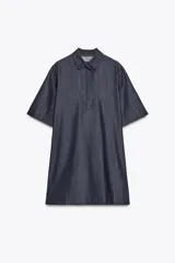 Vestido corto de Zara Woman Collection confeccionado en tejido tipo denim. Tiene cuello solapa, manga corta, bolsillos delanteros ocultos, bajo evasé y cierre frontal con botones.
